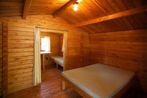 una baita di tronchi con letto e finestra di Fremont RV Campground Cabin 8 a Fremont