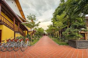 ルアンパバーンにあるU Luang Prabangの建物の隣に駐車された自転車の列
