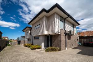a house with a driveway in front of it at The Inner-North Escape - Free Parking & Wifi in Melbourne
