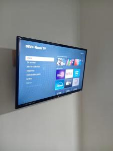 Una televisión o centro de entretenimiento en En la 96