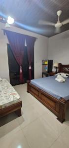 a bedroom with a bed and a television in it at cabinas langosta feliz in Savegre