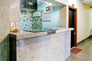 Una cocina con encimera en una habitación. en Hotel O Rainbow, en Tezpur