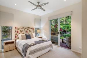 ein Schlafzimmer mit einem Bett und einem Deckenventilator in der Unterkunft Verrierdale Retreat - Noosa Hinterland Hideaway in Eumundi