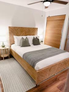 Un dormitorio con una cama grande con cabecero de madera. en Enchanted Oaks Lakehouse, en Enchanted Oaks 33 fotos más