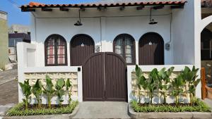 Bangunan di mana terletaknya rumah tamu ini