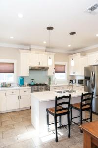 Køkken eller tekøkken på Historic craftsman sleeps 9 3br2.5ba Disney 1mi