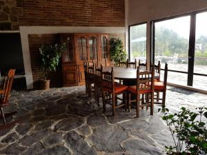 ein Esszimmer mit Tisch und Stühlen in der Unterkunft Casa Grande, Casita, Gran Jardín, Juegos para 19 personas en el Pueblo in Valle de Bravo