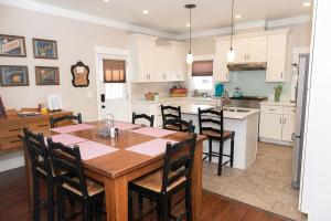 Køkken eller tekøkken på Historic craftsman sleeps 9 3br2.5ba Disney 1mi + 13 billeder