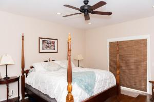 En eller flere senge i et værelse på Historic craftsman sleeps 9 3br2.5ba Disney 1mi