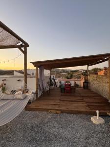 Una hamaca en una terraza de madera con vista al mar. en El Oasis de los Jarales, en Almayate Alto