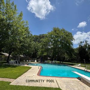 una piscina en una piscina comunitaria en Enchanted Oaks Lakehouse, en Enchanted Oaks