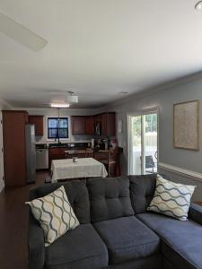 Ruang duduk di Coastal Retreat - close to Downtown Charleston