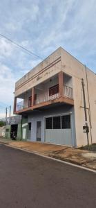 a building with a balcony on the side of it at Apartamento central completo in Tangara da Serra