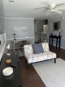 Ruang duduk di Coastal Retreat - close to Downtown Charleston