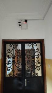 ヤウンデにあるStudio Douillet à Etoudiの部屋にあるガラス窓付きの黒いドア