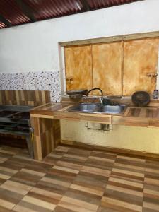 Kuchyň nebo kuchyňský kout v ubytování Villa Sierra de Agua, Pool, Tropical Nature