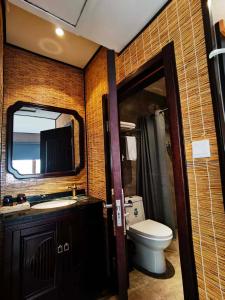 Un baño con inodoro, lavabo y espejo. en Zhifang Hotel, en Datong 35 fotos más