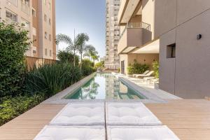 une piscine au milieu d'un immeuble dans l'établissement Studio completo na Vila Mariana!, à São Paulo