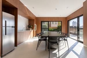 une cuisine et une salle à manger avec une table et des chaises dans l'établissement Studio completo na Vila Mariana!, à São Paulo