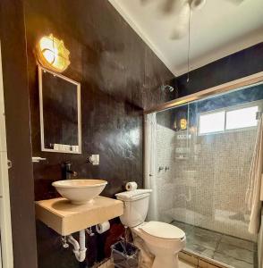 Ένα μπάνιο στο Ventana Blue Hotel