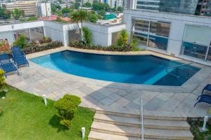 an overhead view of a swimming pool on top of a building at Flat dentro de hotel de Luxo proximo ao shopping in Manaus
