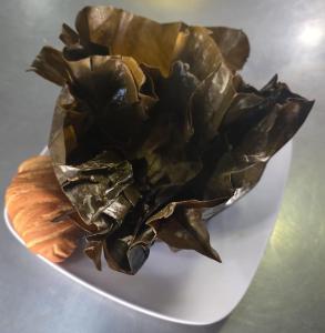 a white plate topped with a leaf of lettuce at Hospedaje & Restaurante Rancho Grande Tocancipá SAS in Tocancipá