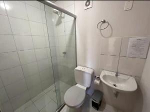 ein Badezimmer mit Dusche, Toilette und Waschbecken in der Unterkunft Hospedagem Apto Residencial Canela in Canela + 10 Fotos