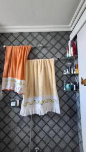 zwei Handtücher hängen auf einem Handtuchhalter im Bad in der Unterkunft Casa Marcia in Belém