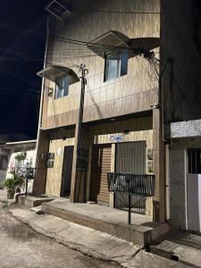 ゴイアニアにあるAlesson Nascimentoの前にベンチがある建物