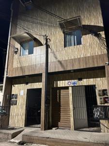 ゴイアニアにあるAlesson Nascimentoのレンガ造りの建物(ドア、窓2つ付) +4枚の写真
