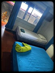 Giường trong phòng chung tại Home