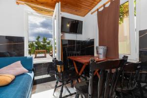 Un televizor și/sau centru de divertisment la Family-friendly apartments with swimming pool Brela, Makarska - 22910