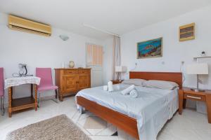 Un pat sau paturi într-o cameră la Family-friendly apartments with swimming pool Brela, Makarska - 22910 +34 fotografii