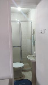 a bathroom with a shower and a toilet and a sink at Casa nossa hospedagem centro in Paraty