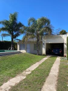 La Porteñacasa quinta的一座房子,里面装有车库,里面装有汽车