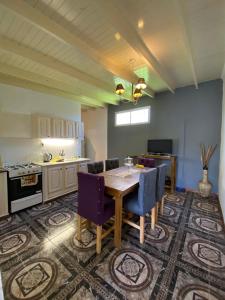 La Porteñacasa quinta的房间里有一张桌子和几把椅子的厨房