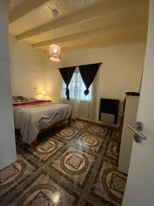 La Porteñacasa quinta的一间卧室配有一张床和一张大地毯