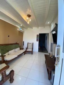 La Porteñacasa quinta的带沙发和椅子的客厅