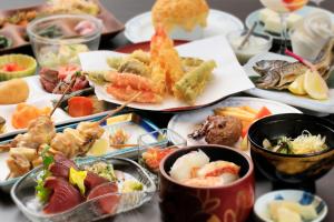 Una mesa con muchos platos de comida encima. en Aishinkan, en Morioka