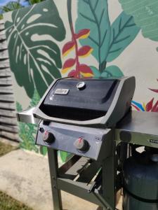 una parrilla en la parte superior de una mesa de picnic en Vaiava Lodge, en Punaauia