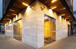 墨西哥城Hotel MX aeropuerto CDMX, Trademark Collection by Wyndham的侧面有玻璃窗的建筑物