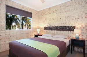 a bedroom with a large bed and a window at Waitui 1 - 3 Somerset Street in Byron Bay