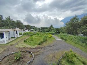 AlotenangoにあるKiwi Cabin-Nectar Lodgingの山を背景にした農場の空いている道路 +5枚の写真
