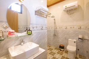 Koupelna v ubytování khách sạn quân sương măng đen