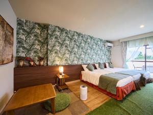Un pat sau paturi într-o cameră la ライカムファミリーリゾートホテル旧HiyagunLanaiResort