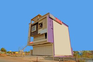 Un edificio en construcción con una gran pizarra. en Hotel O Dhurva Inn, en Nagpur