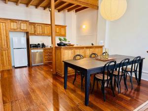 Η κουζίνα ή μικρή κουζίνα στο 42 Lilys Central heritage Westend +16 φωτογραφίες