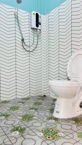 een badkamer met een toilet en een douche bij เอ็นแอนด์พี รีสอร์ทบุรีรัมย์ in Ban Don Wai