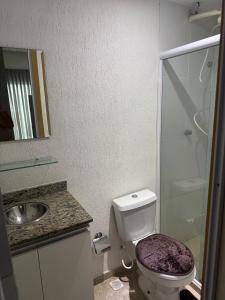 une salle de bains avec toilettes, lavabo et douche dans l'établissement Apartamento aconchegante na Praia de Piratininga em Niterói, à Niterói