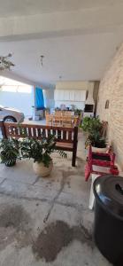 een patio met 2 banken en een tafel en stoelen bij Casa shalom in Serra Negra